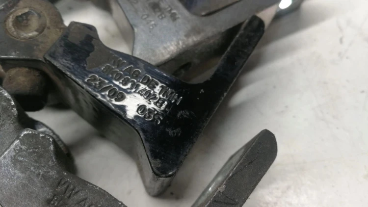 ZAWIAS DRZWI PRAWY AUDI A4 B8 A5 8T Q5 8K0831402B