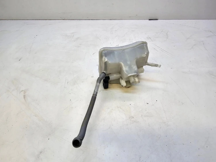 ZBIORNICZEK PŁYNU HAMULCOWEGO AUDI Q7 A4 B9 A5 8W0611301