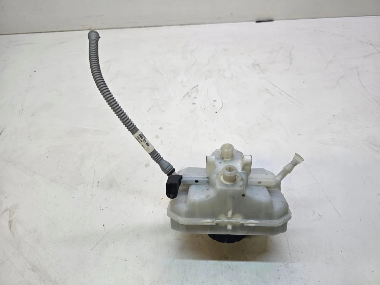 ZBIORNICZEK PŁYNU HAMULCOWEGO AUDI Q7 A4 B9 A5 8W0611301
