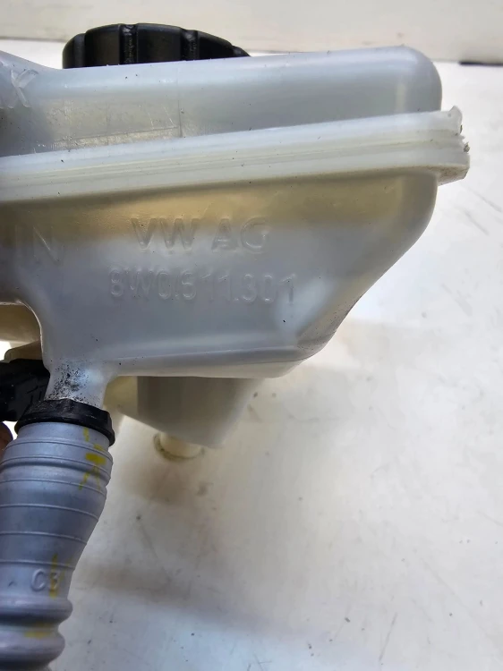 ZBIORNICZEK PŁYNU HAMULCOWEGO AUDI Q7 A4 B9 A5 8W0611301