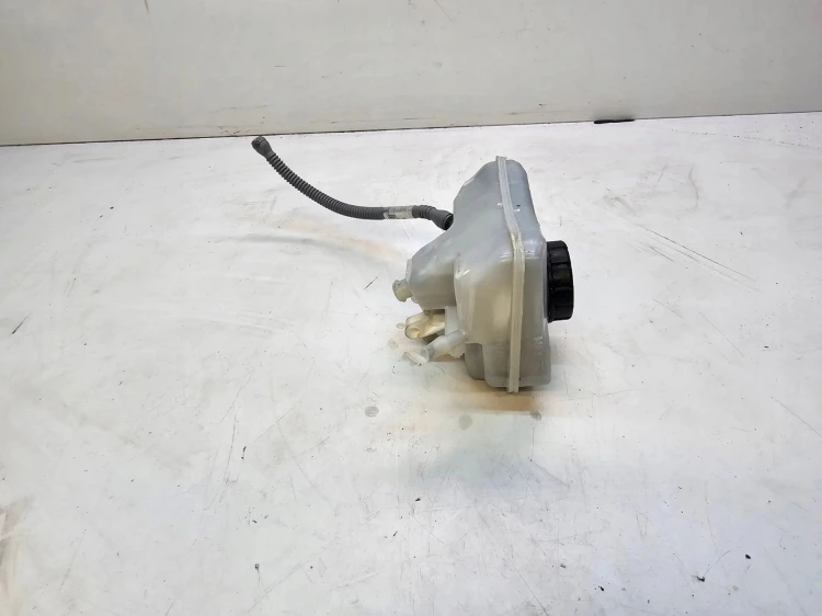 ZBIORNICZEK PŁYNU HAMULCOWEGO AUDI Q7 A4 B9 A5 8W0611301