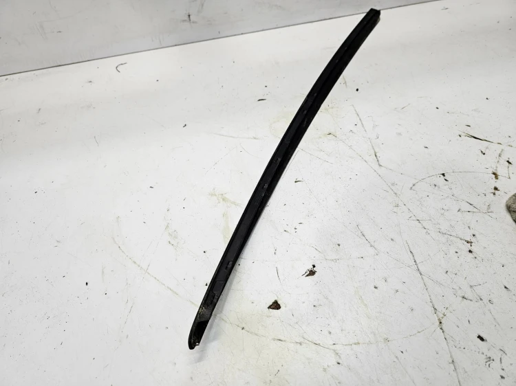 LISTWA ZGARNIAJĄCA SZYBY CZOŁOWEJ LEWY PRZÓD AUDI A6 C7 4G0854327B