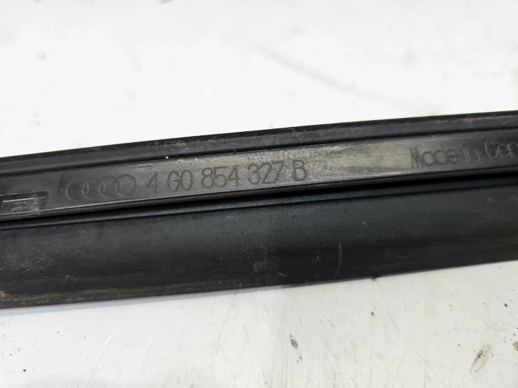 LISTWA ZGARNIAJĄCA SZYBY CZOŁOWEJ LEWY PRZÓD AUDI A6 C7 4G0854327B