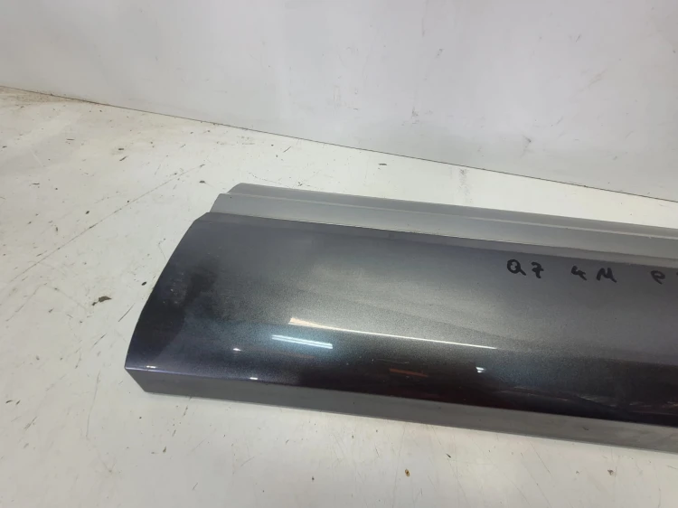 LISTWA DOLNA DRZWI PRAWY PRZÓD AUDI Q7 4M 4M0853960B LZ7S