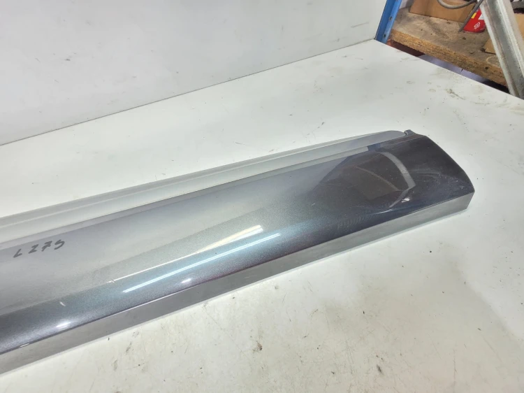 LISTWA DOLNA DRZWI PRAWY PRZÓD AUDI Q7 4M 4M0853960B LZ7S