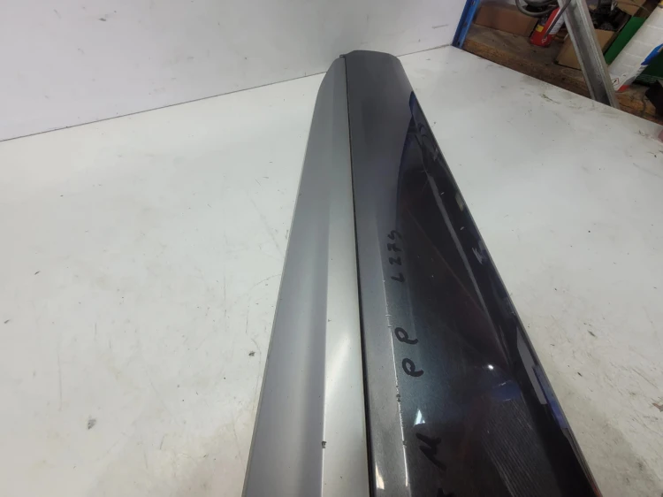 LISTWA DOLNA DRZWI PRAWY PRZÓD AUDI Q7 4M 4M0853960B LZ7S