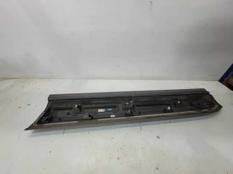 LISTWA DOLNA DRZWI PRAWY PRZÓD AUDI Q7 4M 4M0853960B LZ7S