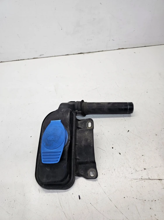 WLEW PŁYNU DO SPRYSKIWACZY AUDI Q5 8R 8R0955452A