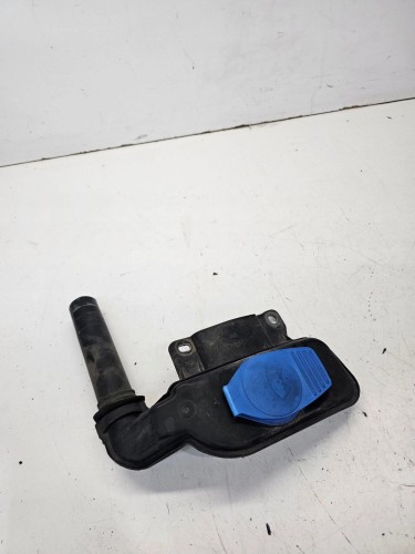 WLEW PŁYNU DO SPRYSKIWACZY AUDI Q5 8R 8R0955452A