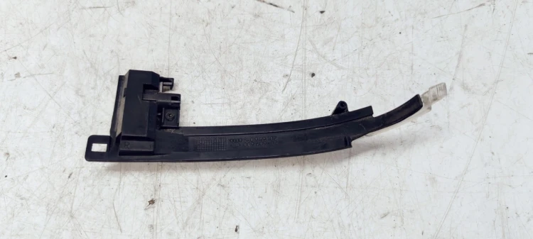 KIERUNKOWSKAZ LUSTERA PRAWY AUDI A4 B8 8K0949102
