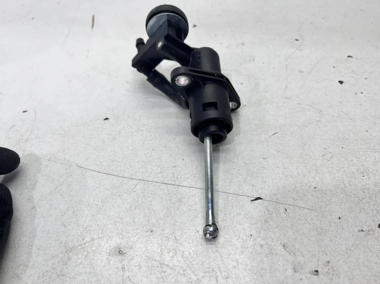 POMPKA POMPA SPRZĘGŁA AUDI A4 B6 B7 8E2721401AC