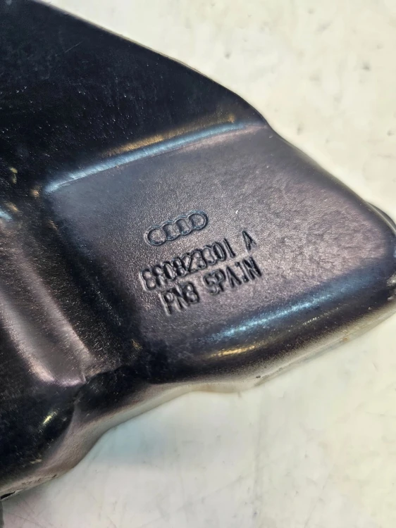 ZAWIAS MASKI LEWY AUDI Q5 8R 8R0823301A
