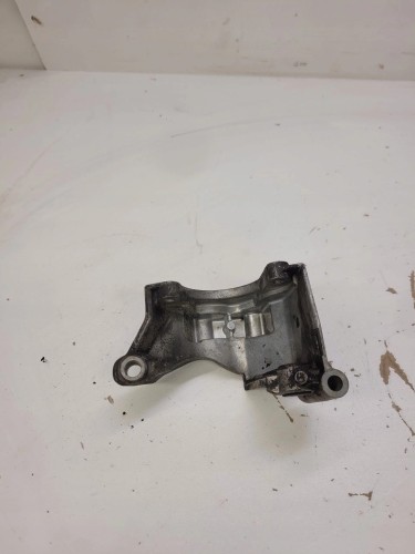 ŁAPA POMPY WSPOMAGANIA AUDI A4 A5 A6 Q7 06E145393B