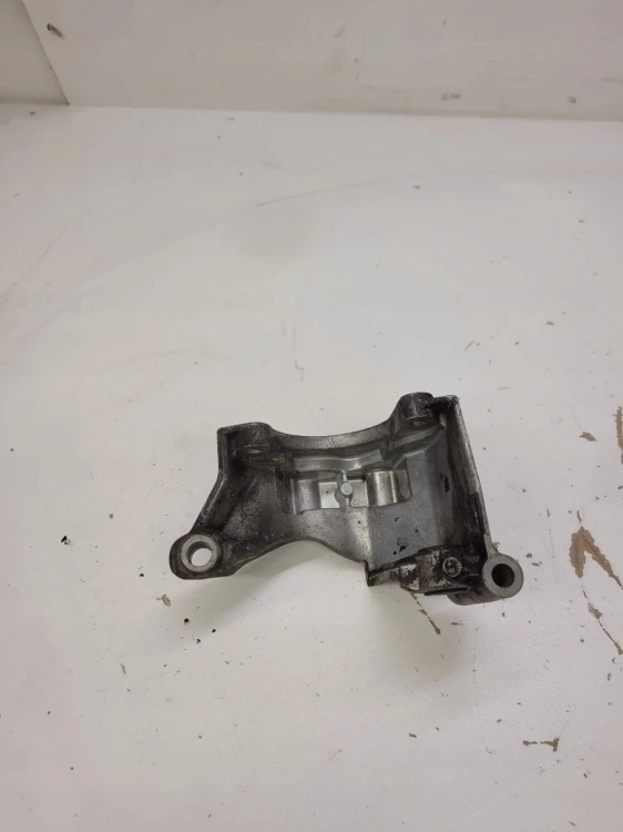 ŁAPA POMPY WSPOMAGANIA AUDI A4 A5 A6 Q7 06E145393B