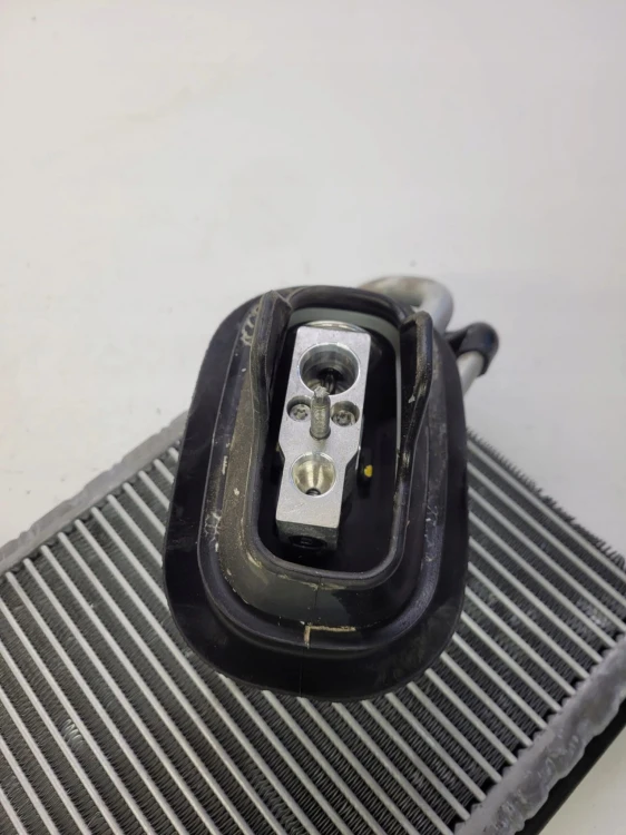 PAROWNIK SKRAPLACZ KLIMATYZACJI CHŁODNICA AUDI A4 B9 A5 8W HH017002