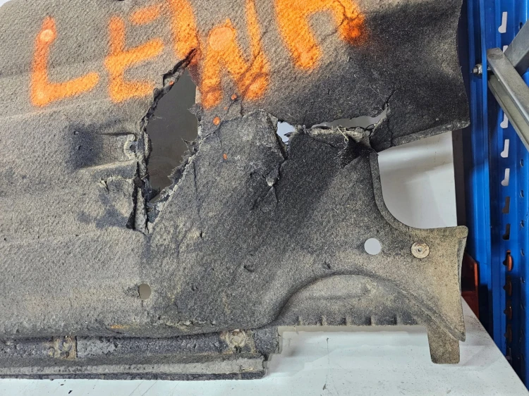 OSŁONA PODWOZIA ŚRODKOWA LEWA DUŻA AUDI Q3 8U 8U0825207