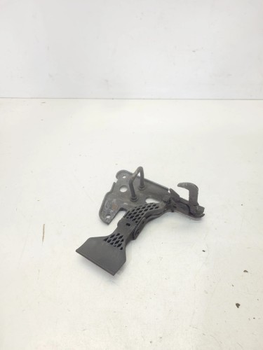 ZAMEK MASKI RYGIEL AUDI A4 B7 8E0823480E