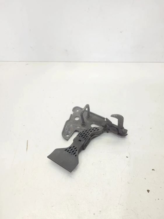 ZAMEK MASKI RYGIEL AUDI A4 B7 8E0823480E