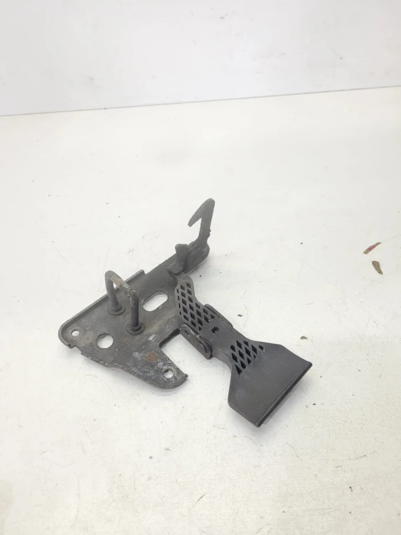 ZAMEK MASKI RYGIEL AUDI A4 B7 8E0823480E