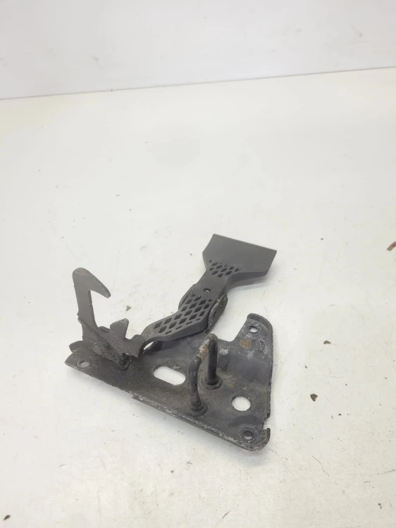 ZAMEK MASKI RYGIEL AUDI A4 B7 8E0823480E