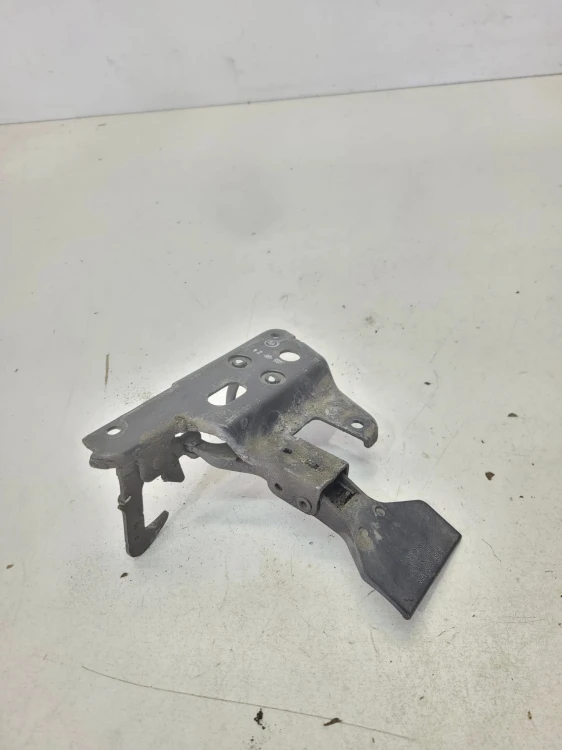 ZAMEK MASKI RYGIEL AUDI A4 B7 8E0823480E