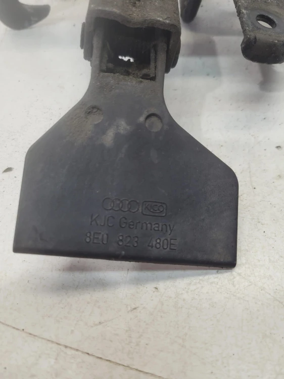 ZAMEK MASKI RYGIEL AUDI A4 B7 8E0823480E
