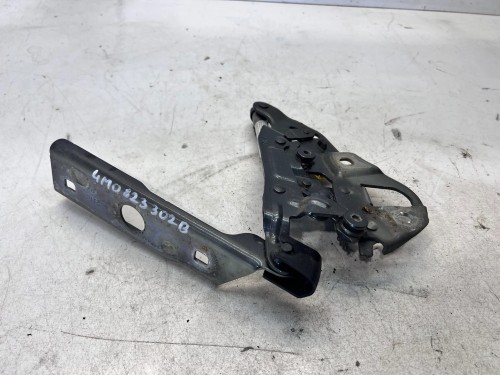 ZAWIAS MASKI PRAWY AUDI Q7 4M 4M0823302B