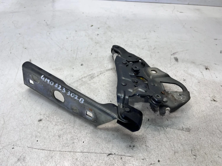 ZAWIAS MASKI PRAWY AUDI Q7 4M 4M0823302B