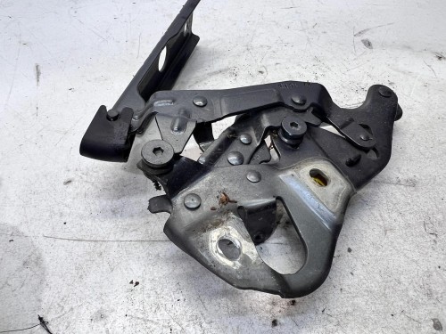 ZAWIAS MASKI PRAWY AUDI Q7 4M 4M0823302B