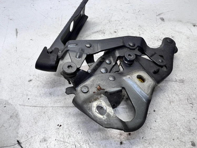 ZAWIAS MASKI PRAWY AUDI Q7 4M 4M0823302B