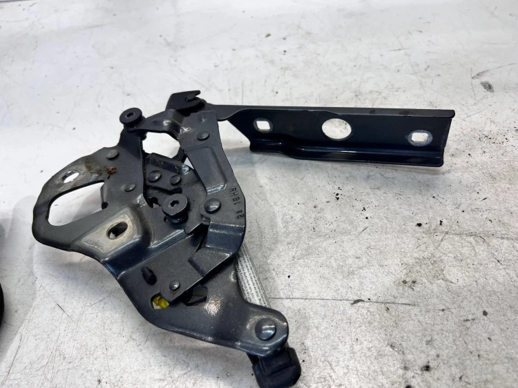 ZAWIAS MASKI PRAWY AUDI Q7 4M 4M0823302B