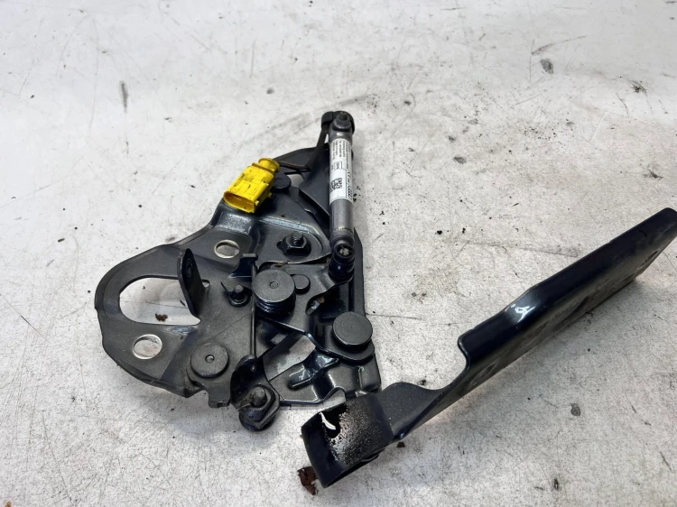 ZAWIAS MASKI PRAWY AUDI Q7 4M 4M0823302B
