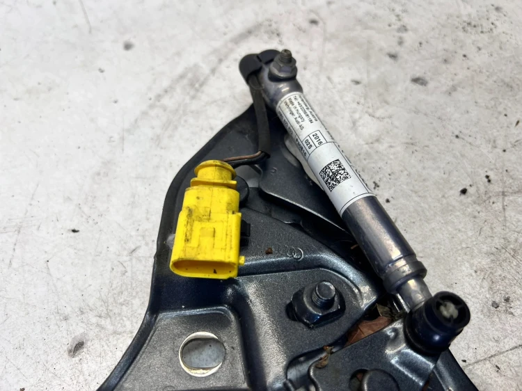 ZAWIAS MASKI PRAWY AUDI Q7 4M 4M0823302B
