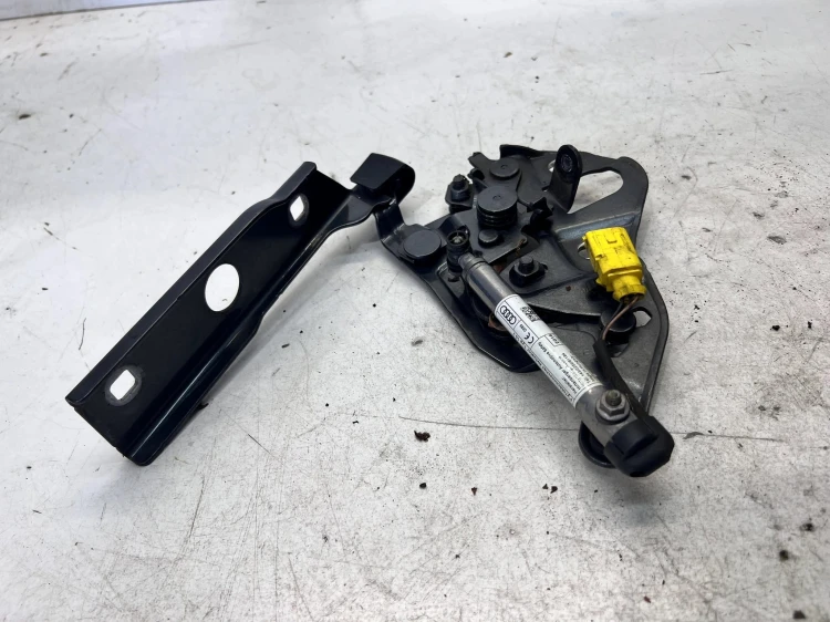 ZAWIAS MASKI PRAWY AUDI Q7 4M 4M0823302B