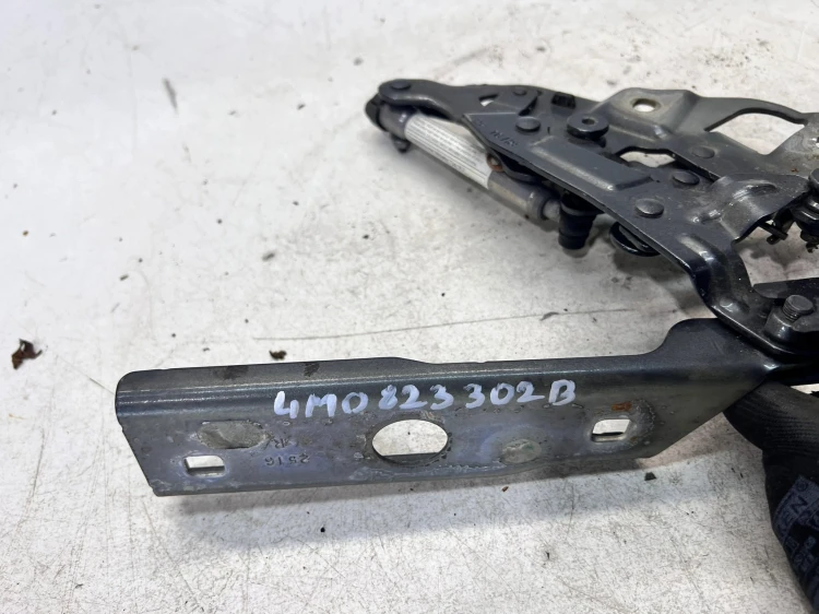 ZAWIAS MASKI PRAWY AUDI Q7 4M 4M0823302B