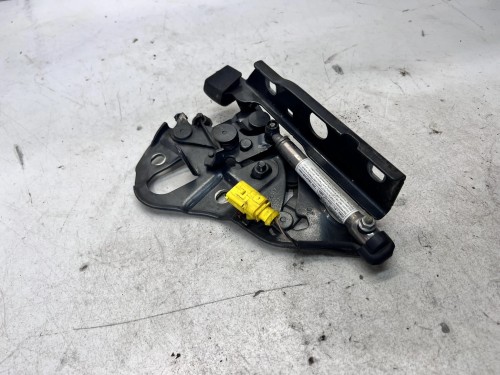 ZAWIAS MASKI LEWY AUDI Q7 4M 4M0823301B