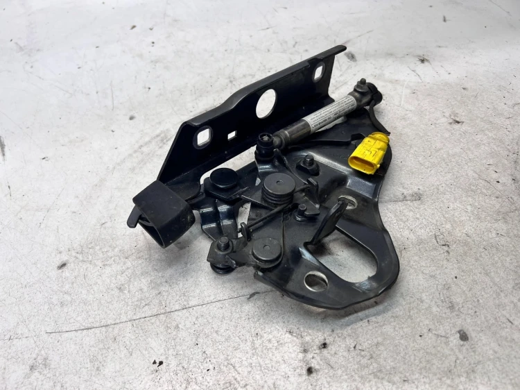 ZAWIAS MASKI LEWY AUDI Q7 4M 4M0823301B