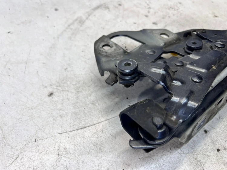 ZAWIAS MASKI LEWY AUDI Q7 4M 4M0823301B