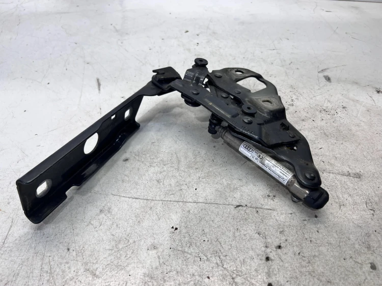 ZAWIAS MASKI LEWY AUDI Q7 4M 4M0823301B