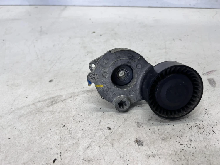 NAPINACZ PASKA KLINOWEGO AUDI Q7 4M 3.0 TDI 059903133AE
