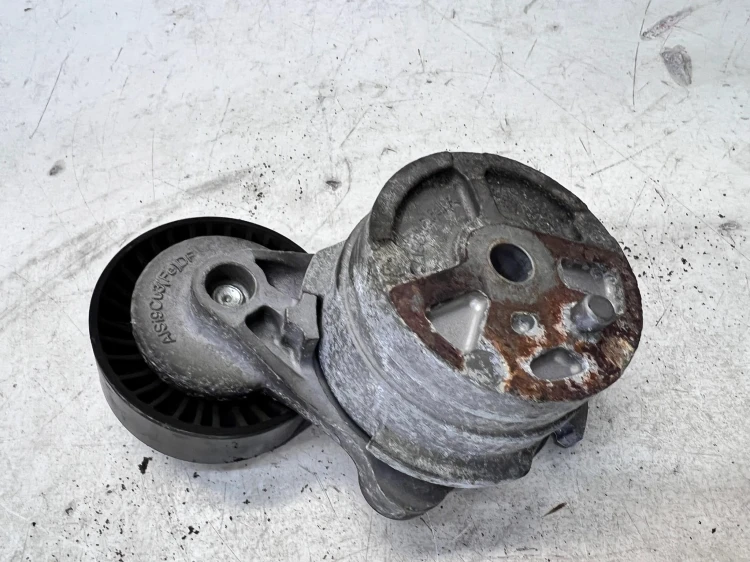 NAPINACZ PASKA KLINOWEGO AUDI Q7 4M 3.0 TDI 059903133AE