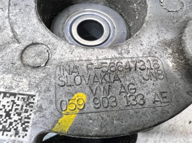 NAPINACZ PASKA KLINOWEGO AUDI Q7 4M 3.0 TDI 059903133AE