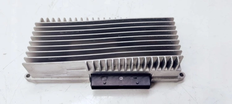 WZMACNIACZ RADIA AUDIO AUDI A4 B8 A5 Q5 8R0035223F