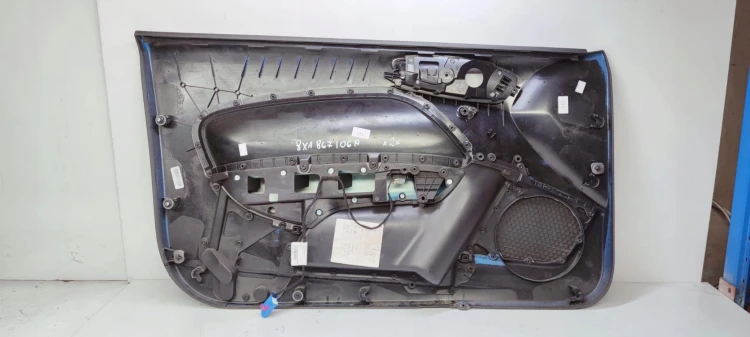 BOCZEK DRZWI PRAWY PRZÓD AUDI A1 3-D 8X1867106A *2