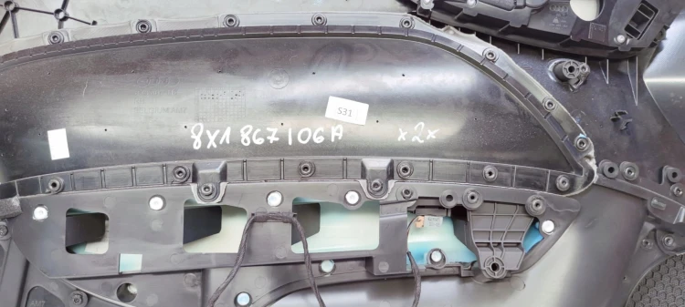 BOCZEK DRZWI PRAWY PRZÓD AUDI A1 3-D 8X1867106A *2