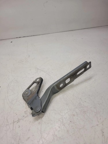 ZAWIAS MASKI LEWY AUDI Q7 4L 4L0823301