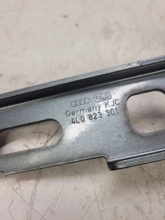 ZAWIAS MASKI LEWY AUDI Q7 4L 4L0823301