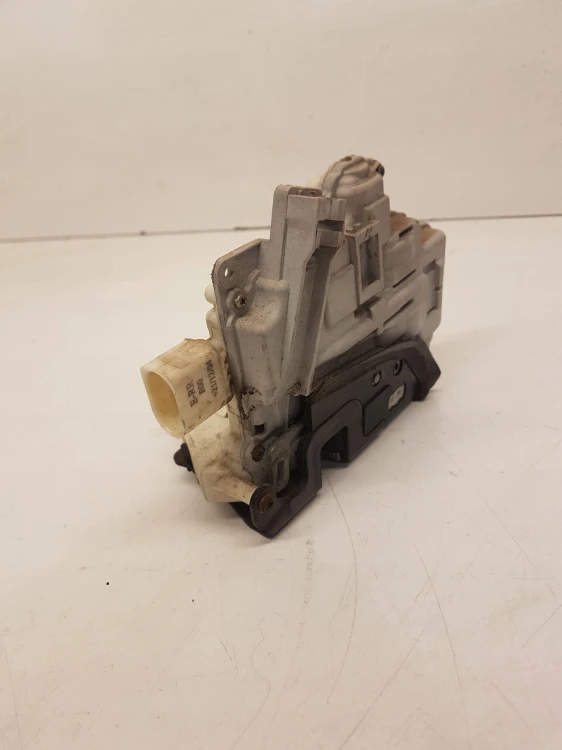 ZAMEK DRZWI PRAWY PRZÓD AUDI A4 B7 8E1837016AA