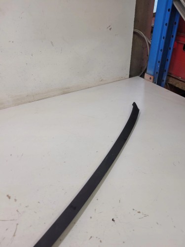 LISTWA ZGARNIAJĄCA SZYBY PRAWA AUDI Q7 4L0854328