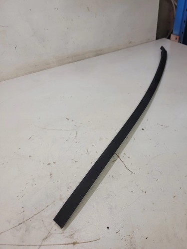 LISTWA ZGARNIAJĄCA SZYBY PRAWA AUDI Q7 4L0854328